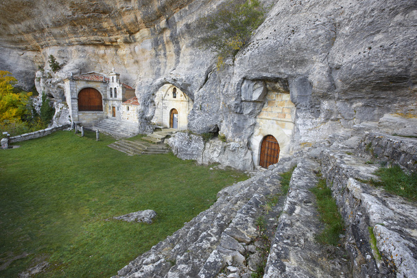 Αρχαίο εκκλησάκι σε μια σπηλιά. Ojos de Guarena. Μπούργκος. Ισπανία - Φωτογραφία, εικόνα