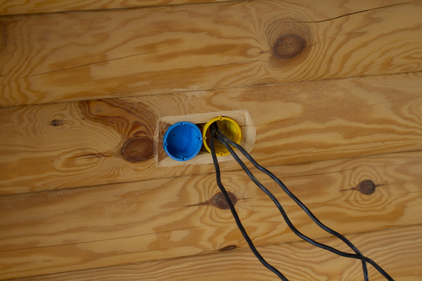 Agujeros para los enchufes eléctricos en una casa de madera
. - Foto, imagen