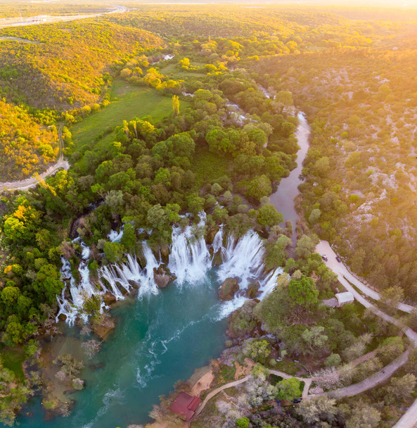 Красивые водопады Кравиц на юге Боснии и Герцеговины. - Фото, изображение