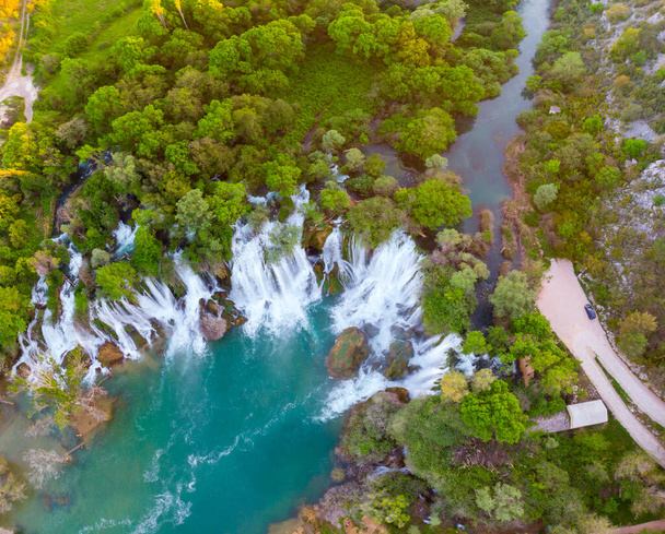 Hermosas cascadas de Kravice en el sur de Bosnia y Herzegovina. - Foto, imagen