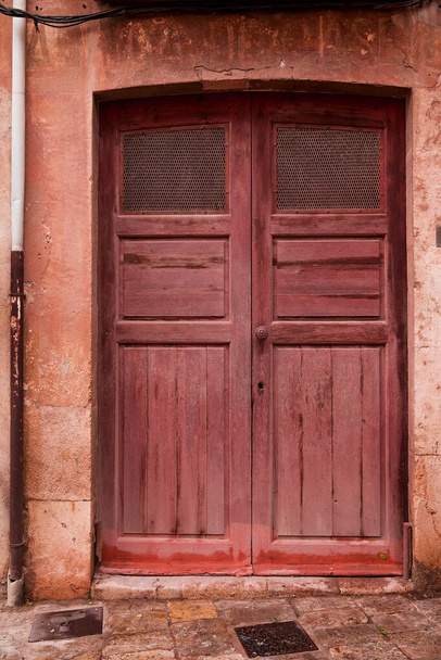 Ένα αρχαίο σπίτι πόρτες στην παλιά πόλη, Ισπανία - Φωτογραφία, εικόνα