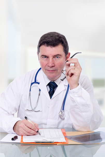 Doctor at desk - Foto, imagen