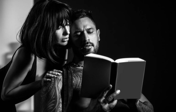 Sexy couple reading book. Romantic lovely coupl in love, sexy boyfriend and beautiful girlfriend. Romantic lovers - Zdjęcie, obraz