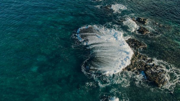 Вид з повітря на берегову лінію пляжу на Гаваях, США. Високоякісна фотографія - Фото, зображення