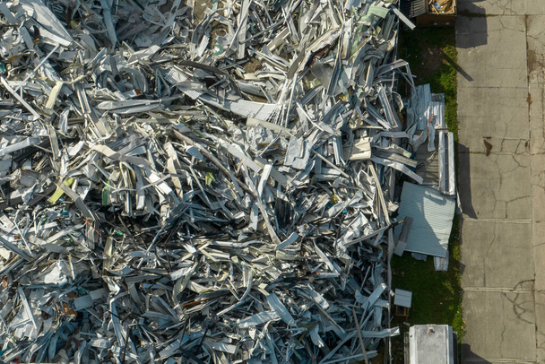 Légi felvétel egy nagy halom fémhulladékról a megtört házakból, miután Ian hurrikán söpört végig Floridán. Mobilházak törött alkatrészeinek újrahasznosítása. - Fotó, kép