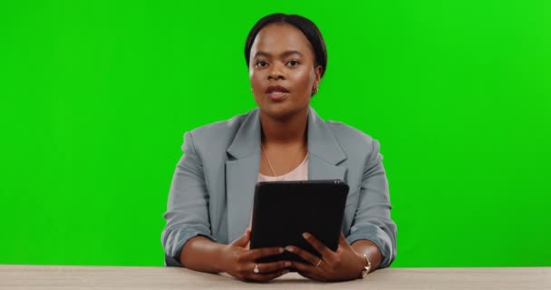 Fekete nő, arc vagy beszél tabletta zöld képernyőn időjárás jelentés, törés hírcsatorna vagy sajtó mockup. Portré, riporter vagy újságíró beszédében, műsorában vagy technológiai stúdiójában. - Felvétel, videó