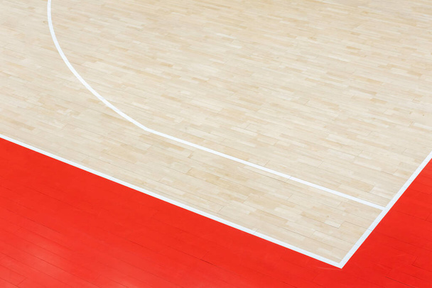 Dřevěný podlahový volejbal, basketbal, badminton, futsal, házené. Dřevěná podlaha sportovní haly s vyznačovacími linkami na dřevěné podlaze vnitřní, tělocvična - Fotografie, Obrázek