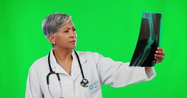 Ακτίνες Χ, πράσινη οθόνη και ώριμος γιατρός αναλύοντας τα αποτελέσματα της θεραπείας σχεδιασμού και απομονώνονται σε ένα φόντο στούντιο. Ιατρική, έρευνα και γυναίκα επαγγελματίας υγείας ανάγνωση μαγνητική τομογραφία για χειρουργική επέμβαση. - Πλάνα, βίντεο
