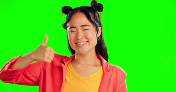 Asyalı kadın, yüzü ve başparmağı yeşil ekranda, gülümseme ve ikramiye kazanan stüdyoda. Mutlu kadın modelin portresi, emoji ve heyecan verici başarı gibi başparmak ile kutluyor.. - Video, Çekim