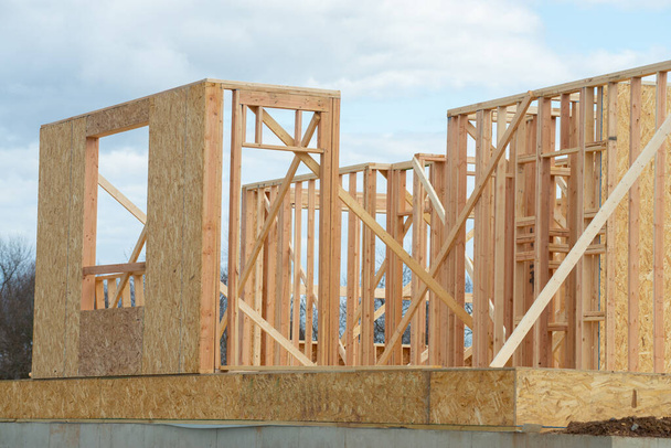 marco de un nuevo marco de construcción de casas de madera contrachapada construir material inmobiliario - Foto, Imagen
