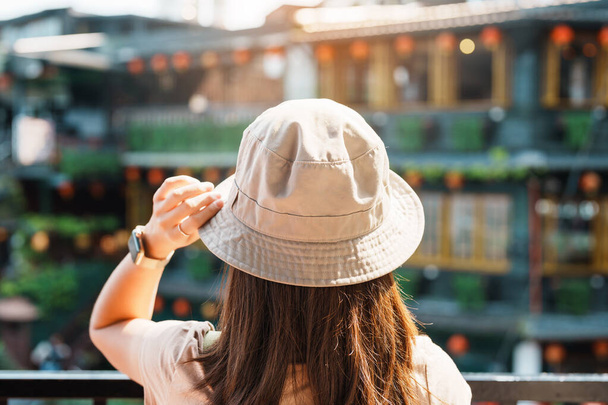 kobieta podróżująca zwiedzanie na Tajwanie, Turysta z kapeluszem i plecakiem zwiedzanie w Jiufen Old Street wsi z tłem Tea House. zabytków i popularnych atrakcji w pobliżu miasta Taipei. Koncepcja podróży - Zdjęcie, obraz