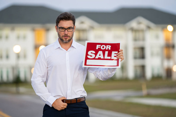 House seller, real estate agents hold sign for sale. Housing estates in the project, buying and selling housing estates. Real estate trading ideas and bank loans for buying and selling houses and land - Φωτογραφία, εικόνα