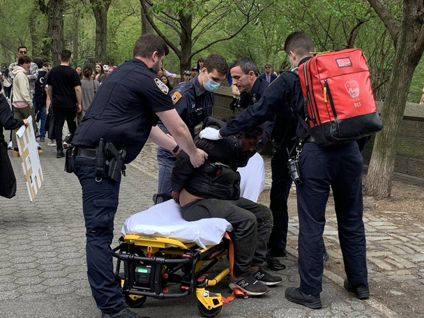 Młody bezdomny zaatakował kobietę w Central Parku. 16 kwietnia 2023, Nowy Jork, USA: Młody bezdomny, który leżał na betonowym siedzeniu na 5th Avenue z 67 ulicy nagle wstał i zaatakował młodą damę bijącą ją  - Zdjęcie, obraz