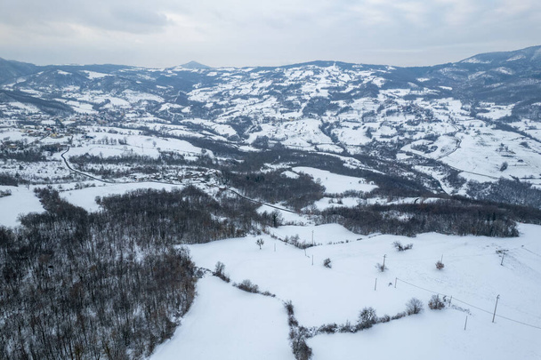 Widok z lotu ptaka na śnieżną górę zimowy biały krajobraz Vezzolacca, Emilia Romagna, Włochy - Zdjęcie, obraz