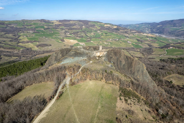 Widok z lotu ptaka Pietra Perduca, kościół św. Anny, krajobraz doliny Trebbia, Travo, Piacenza Włochy - Zdjęcie, obraz