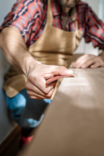 Carpinteiro trabalha com madeira na oficina. Pequenas empresas, produção, conceito de artesanato. Foto de alta qualidade - Foto, Imagem
