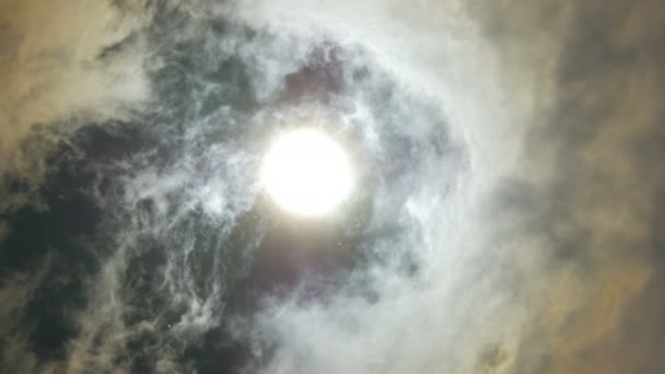 Ήλιος και τα σύννεφα στον ουρανό - Πλάνα, βίντεο