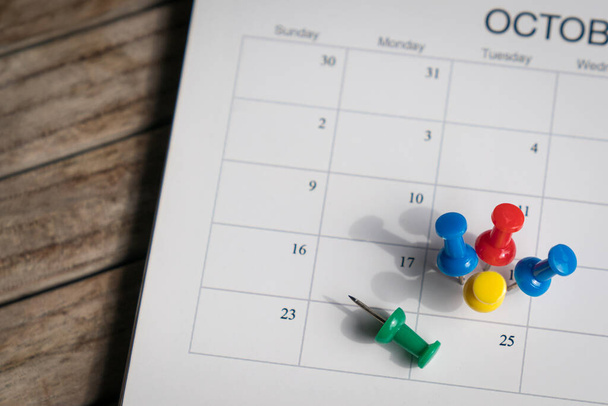 Multiple pins on one date on a calendar. Busy and fully booked schedule concept. - Foto, Bild