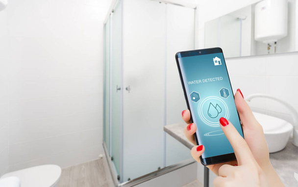 teléfono inteligente con aplicación de control domiciliario con agua detectada. - Foto, imagen