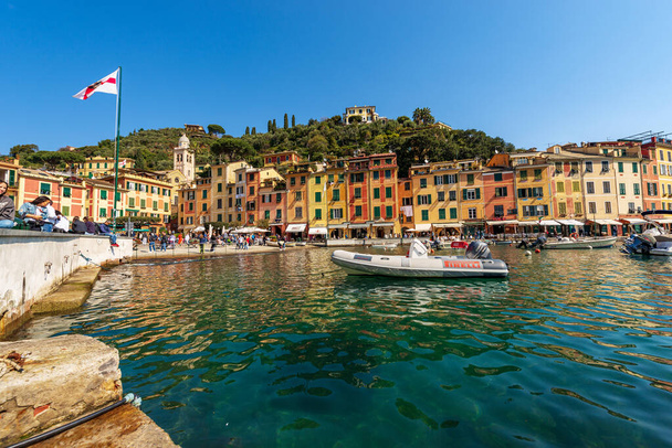 PORTOFINO, OLASZORSZÁG - 2023. április 8.: Portofino híres faluja, luxus turisztikai központ Genova tartományban, Ligúria, Olaszország, Európa. Kikötői és színes házak, Földközi-tenger (Ligúr-tenger)). - Fotó, kép