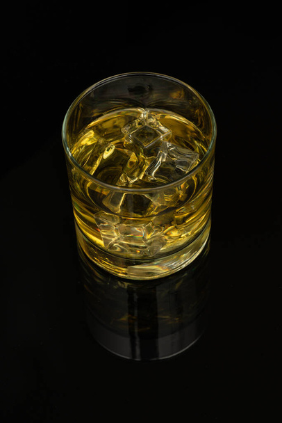 Uísque nas rochas, copo de uísque com cubos de gelo - Foto, Imagem