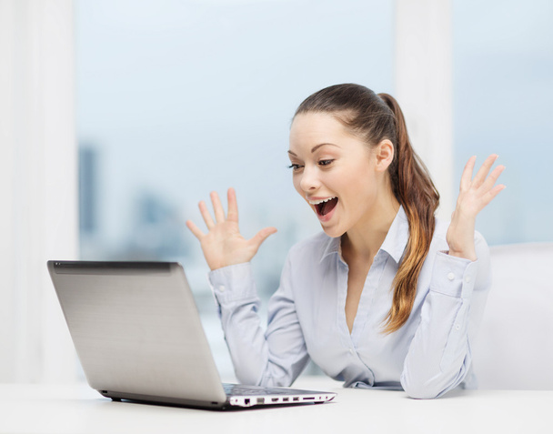 surprised businesswoman with laptop - Foto, afbeelding