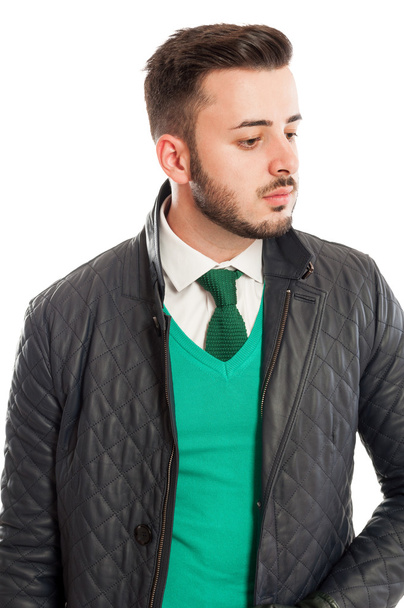 Tyylikäs nahkatakki vihreä villapaita, valkoinen paita ja kaula-aukko
 - Valokuva, kuva