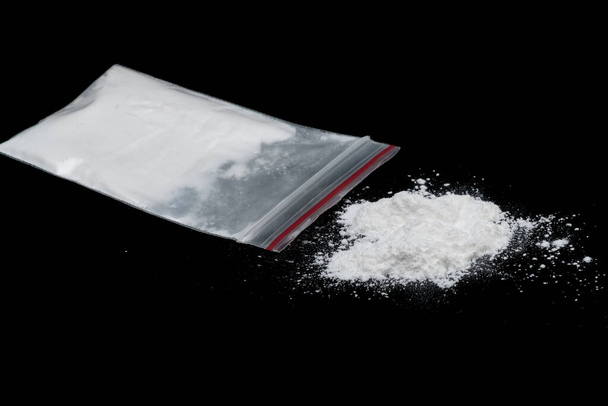 Кокаїн або інші нелегальні препарати, білий порошок, шприц, ізольовані на чорному глянсовому фоні
 - Фото, зображення