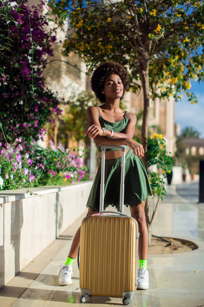 Női turista bőrönddel. Üzleti út, diákélet, emberek, turisztikai koncepció - Fotó, kép