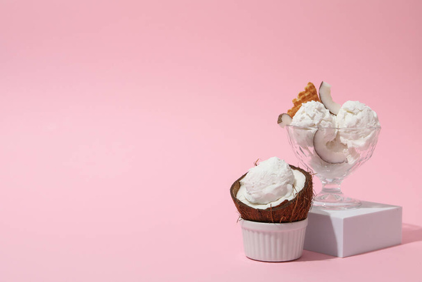 Kesäjälkiruoka - jäätelö, jäätelö kookospähkinällä - Valokuva, kuva