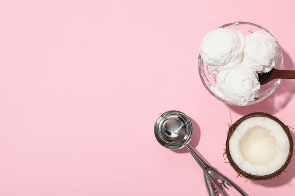 Dessert estival - crème glacée, crème glacée à la noix de coco - Photo, image
