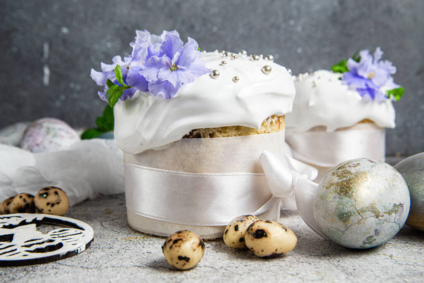 スイスのメレンゲと新鮮な花のイースターカップケーキ。イースターエッグ - 写真・画像