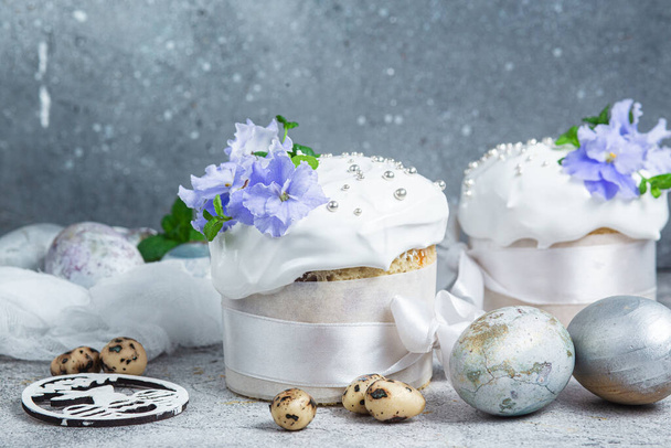 スイスのメレンゲと新鮮な花のイースターカップケーキ。イースターエッグ - 写真・画像