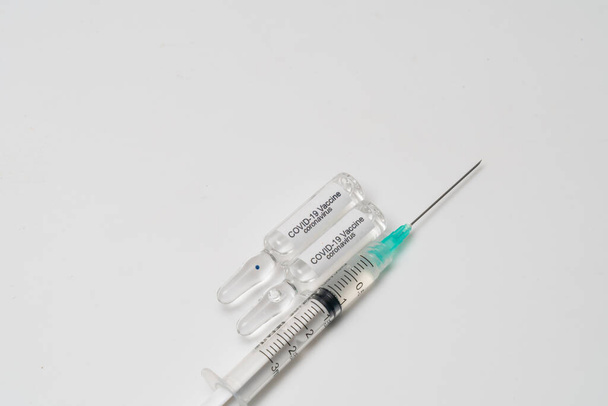 COVID 19 Coronavirus Vaccin en injectiespuit Het gebruikt voor preventie, immunisatie en behandeling van COVID-19 - Foto, afbeelding