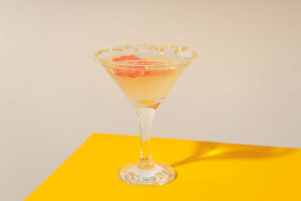 Grapefruitový koktejl, alkohol nebo nealkoholický nápoj na párty - Fotografie, Obrázek