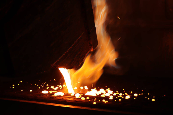 Metal endüstrisi çalışıyor - dökümhane fabrikası - Fotoğraf, Görsel