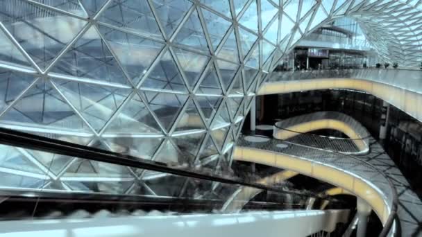Εμπορικό κέντρο και οι άνθρωποι στις κυλιόμενες σκάλες - Πλάνα, βίντεο