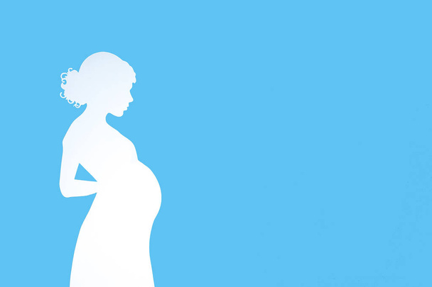 妊娠と母性に関するバナー。青い背景とテキストのためのスペースに妊娠中の女性のシルエット。ミニマリズムデザイン、フラットレイアウト. - 写真・画像