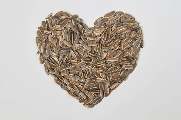 sunflower seeds arranged in the shape of a heart - Foto, imagen