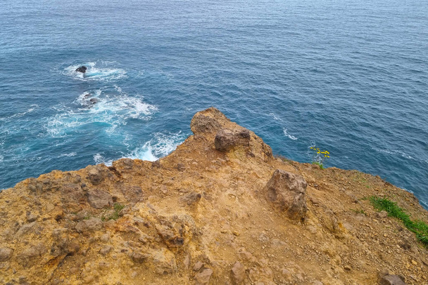 Скелясте узбережжя острова в океані. Передумови природи
 - Фото, зображення