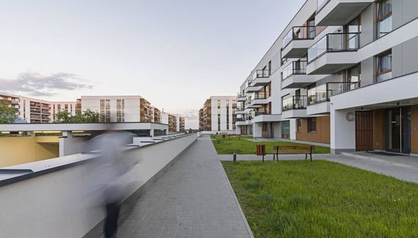 Moderní multifunkční budova v evropském městě. Harmonické uspořádání balkonů. Sidewalk a chodníky na schodiště - Fotografie, Obrázek