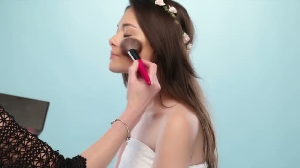 Ομορφιά γυναίκα με μακιγιάζ κάνει έκφραση στο μπλε - Πλάνα, βίντεο