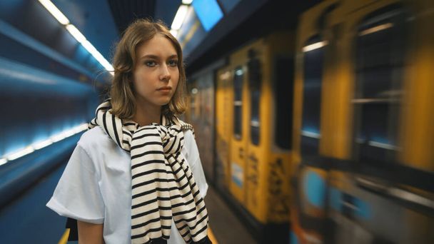Adolescente en attente de train dans le métro. - Photo, image