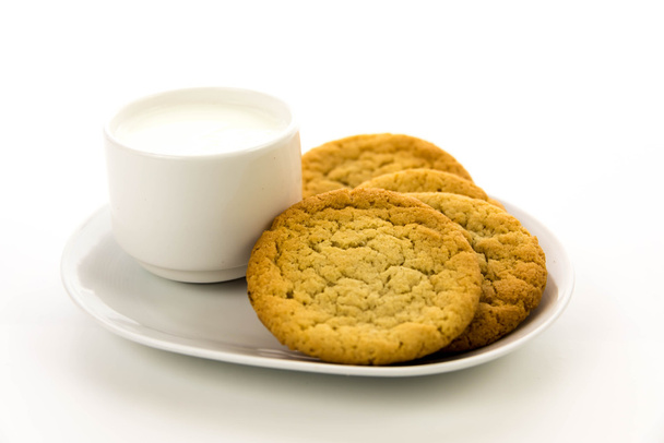 biscoitos de açúcar simples e xícara de leite
 - Foto, Imagem
