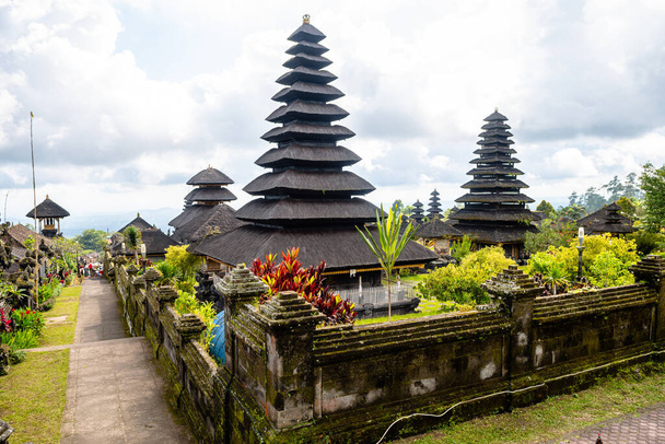 uitzicht op pura besakih complex in bali, Indonesië - Foto, afbeelding