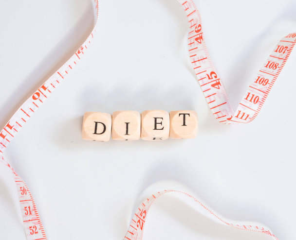 dieta de inscripción en fondo rojo medida, concepto de alimentación saludable. Foto de alta calidad - Foto, Imagen