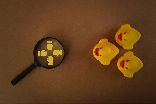 Grupo de patos de juguete con símbolos de cooperación. Planificar la gestión y analizar en jefe - Foto, imagen