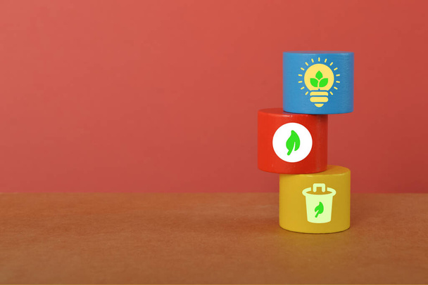 Blocco di legno colorato con simboli energetici sostenibili. - Foto, immagini