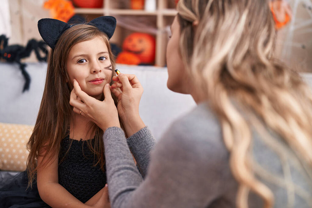 Adorável hispânico menina ter halloween maquiagem em casa - Foto, Imagem