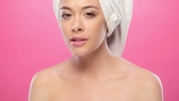 Gorgeous brunette in bathrobe on pink - Video, Çekim